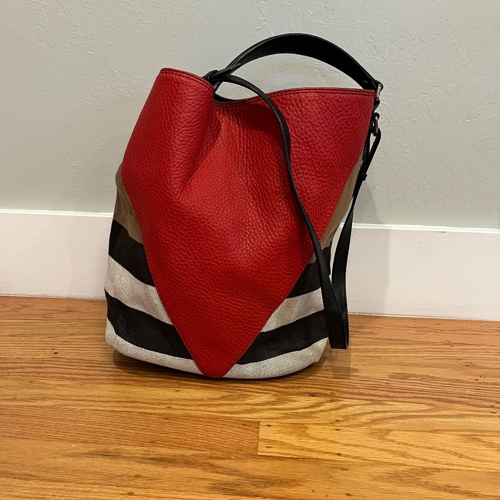 Burberry Chevron Susanna Hobo - Medium